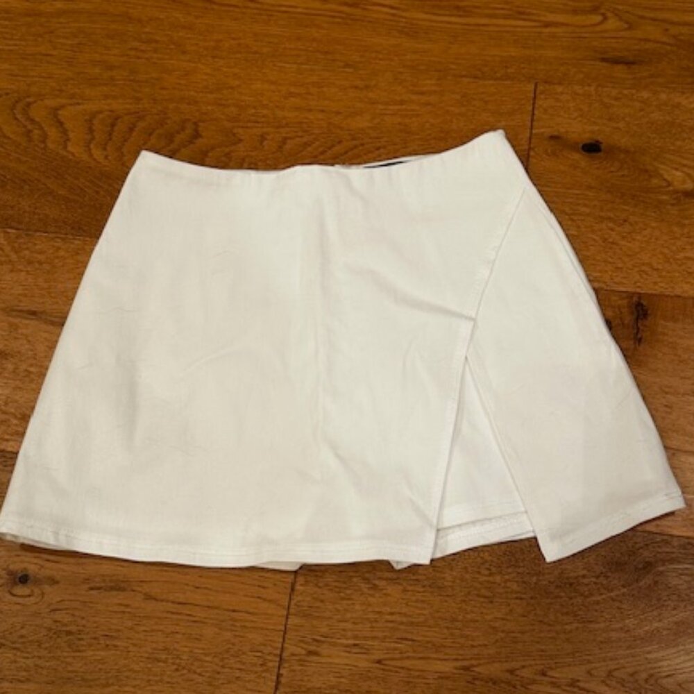 Blue Blush White Mini Skort with Slit - Size Small